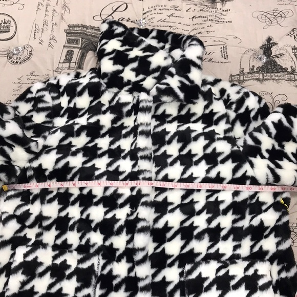 🎁CeCe by Cynthia Steffe Faux Fur Houndstooth Coat - Picture 13 of 16
